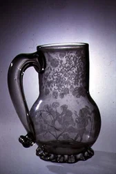 Geblasener und diamantspitzen-gravierter Bierkrug